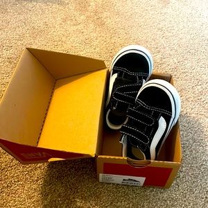 New in box size 4.5 infant vans old skool shoes.